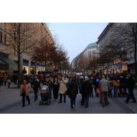 1643_4018 Weihnachtsbeleuchtung - Lichterketten - Passanten bummeln auf der Strasse. | 